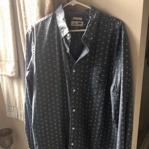 Men’s patterned blue long sleeve button down shirt